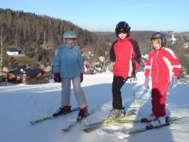 k&uuml;nstlich beschneibare Piste mitten im Dorf